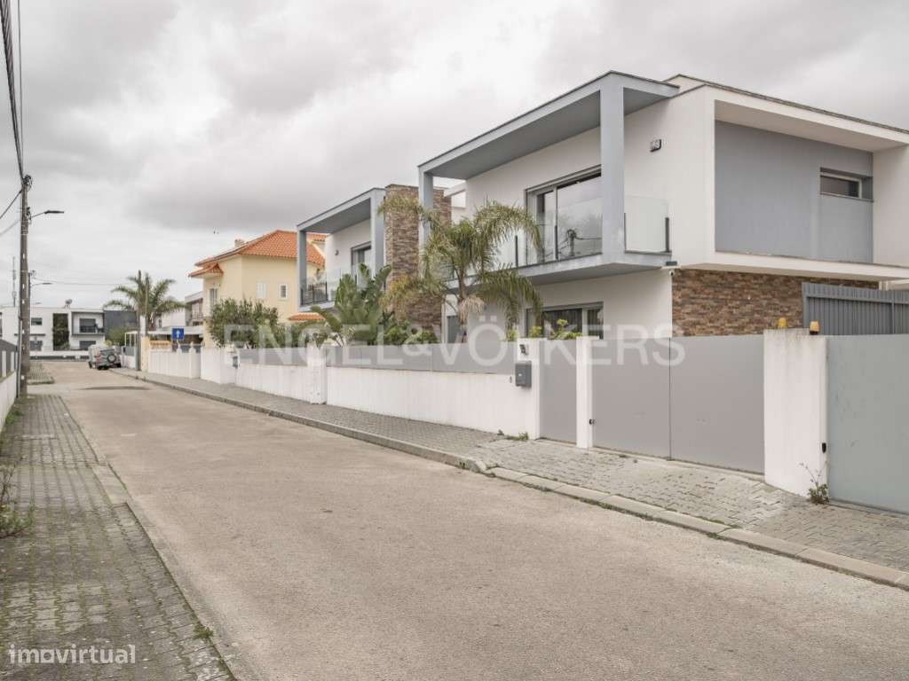 Moradia T4 moderna de luxo em Fernão Ferro-42