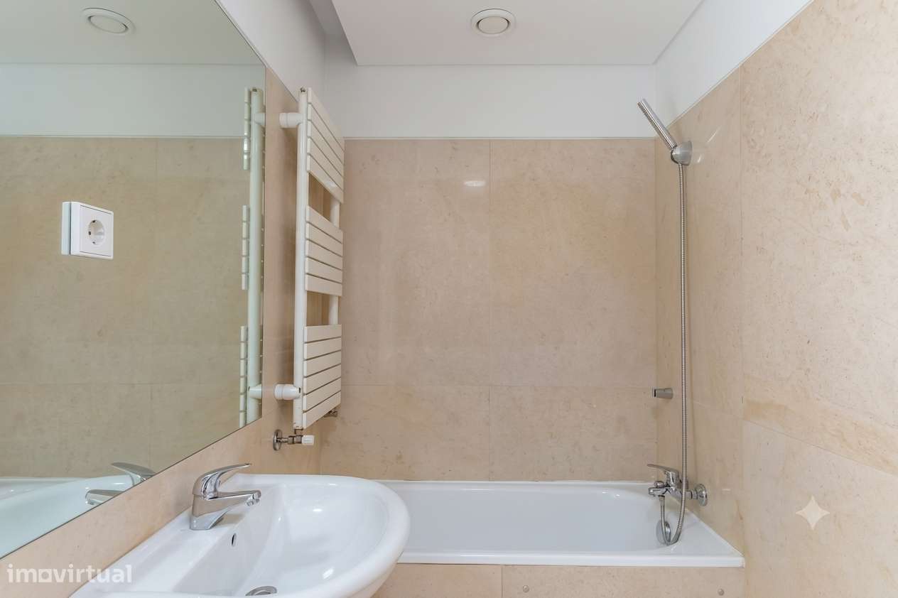 Apartamento T5 com 4 casas de banho e garagem-25