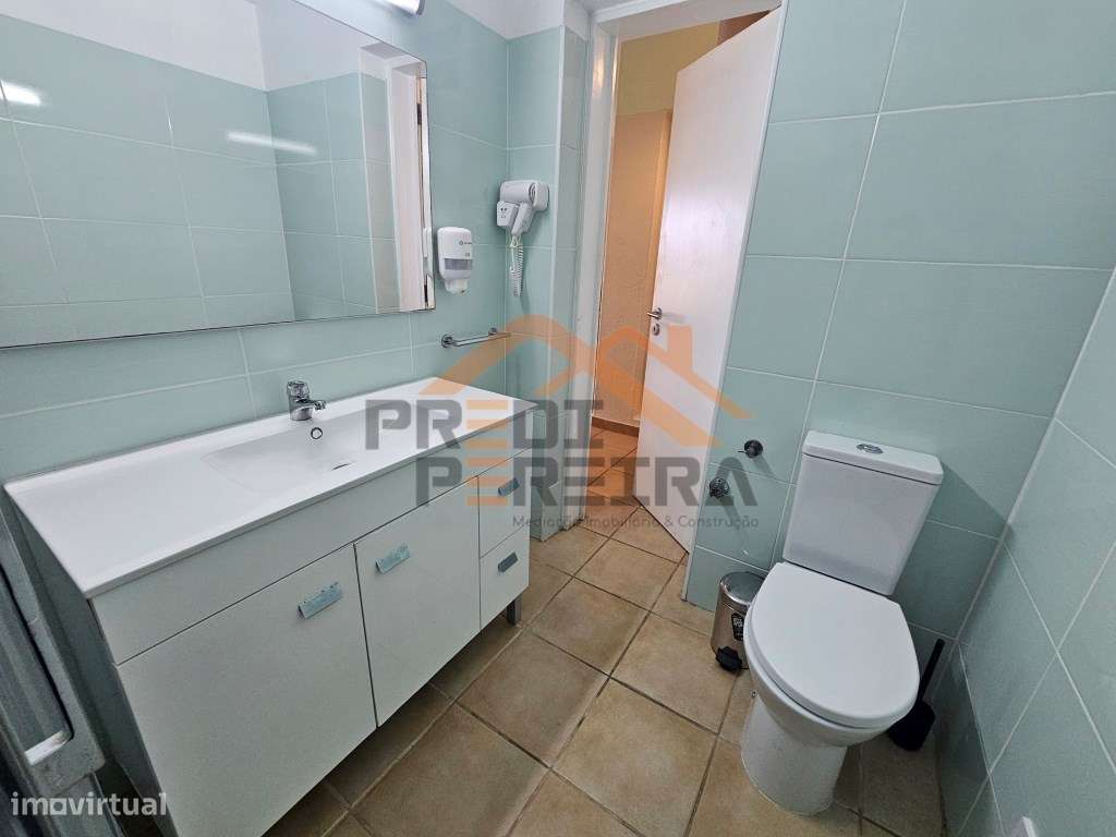 T0 com terraço. ar condicionado localizado em Condomínio com Piscin... - Grande imagem: 4/26