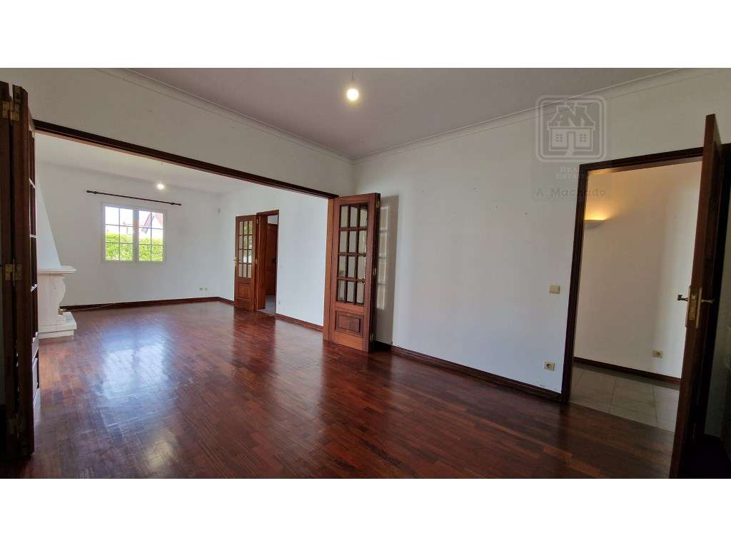 VENDA de MORADIA - VIVENDA T4+1 com Jardim e Garagem - Relva, Ponta...-22