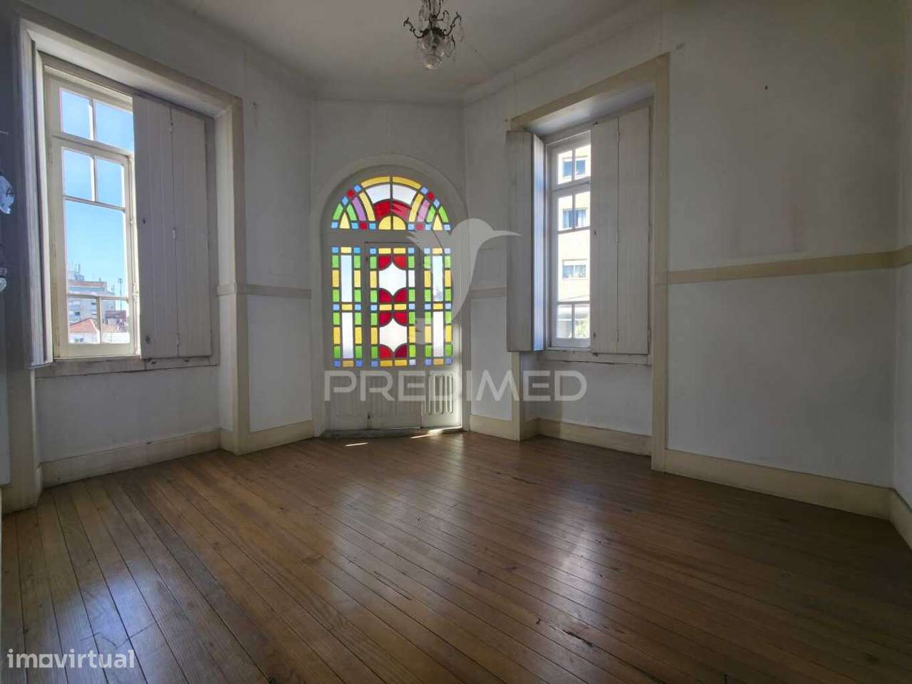 Prédio Histórico com Terreno Urbanizável no centro da Benedita - Grande imagem: 4/20