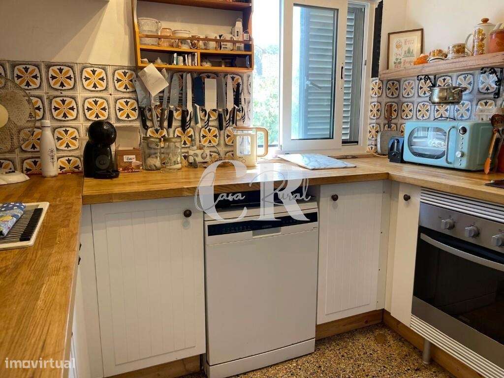 Moradia Térrea Isolada de 2 Quartos com Jardim, Anexos e Garagem, entr-12