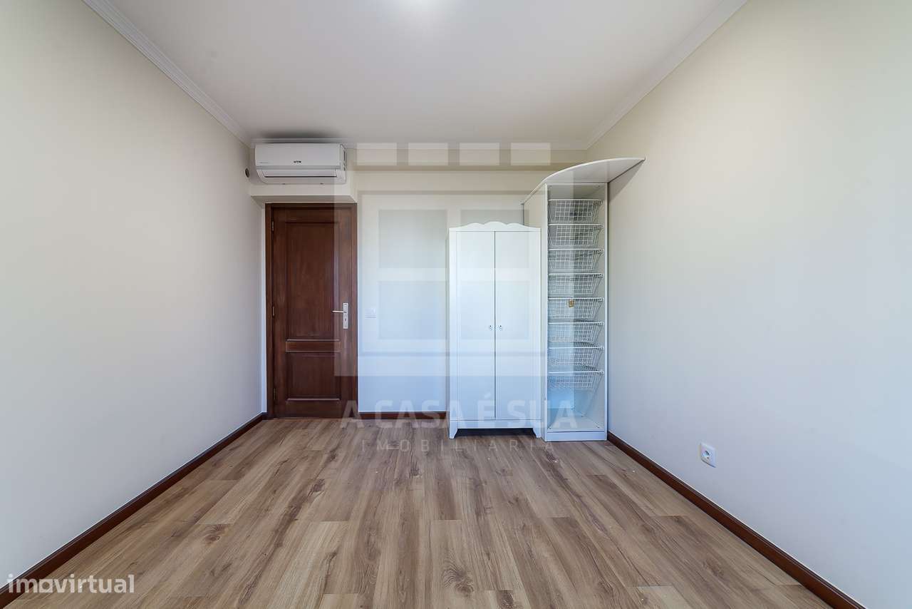 Apartamento T2 renovado em Mafamude no centro de Gaia-11