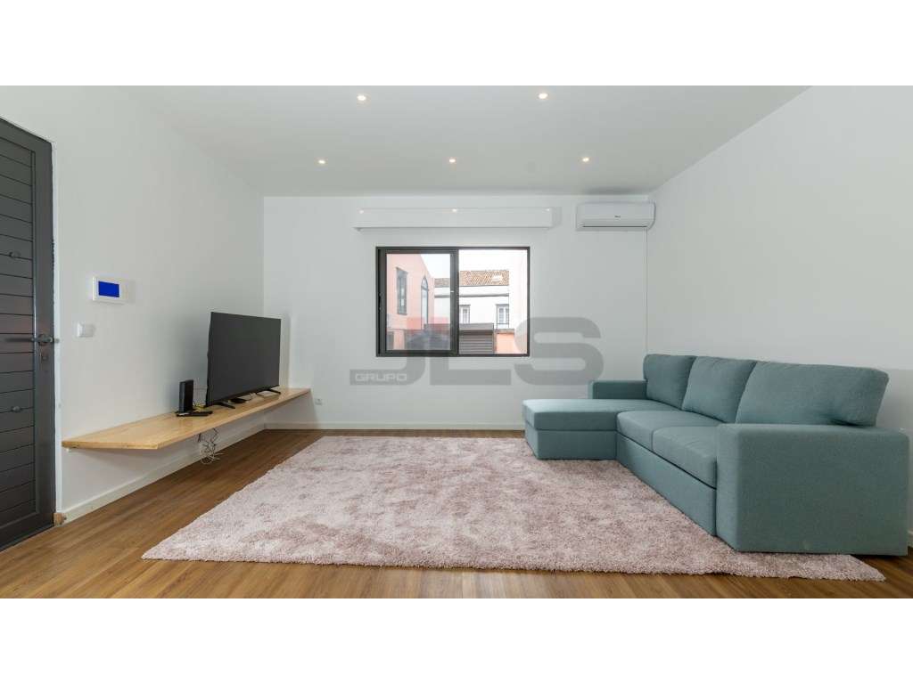 Moradia V4 com Apartamento T1 Anexo, Totalmente Remodelada - Centro...-32