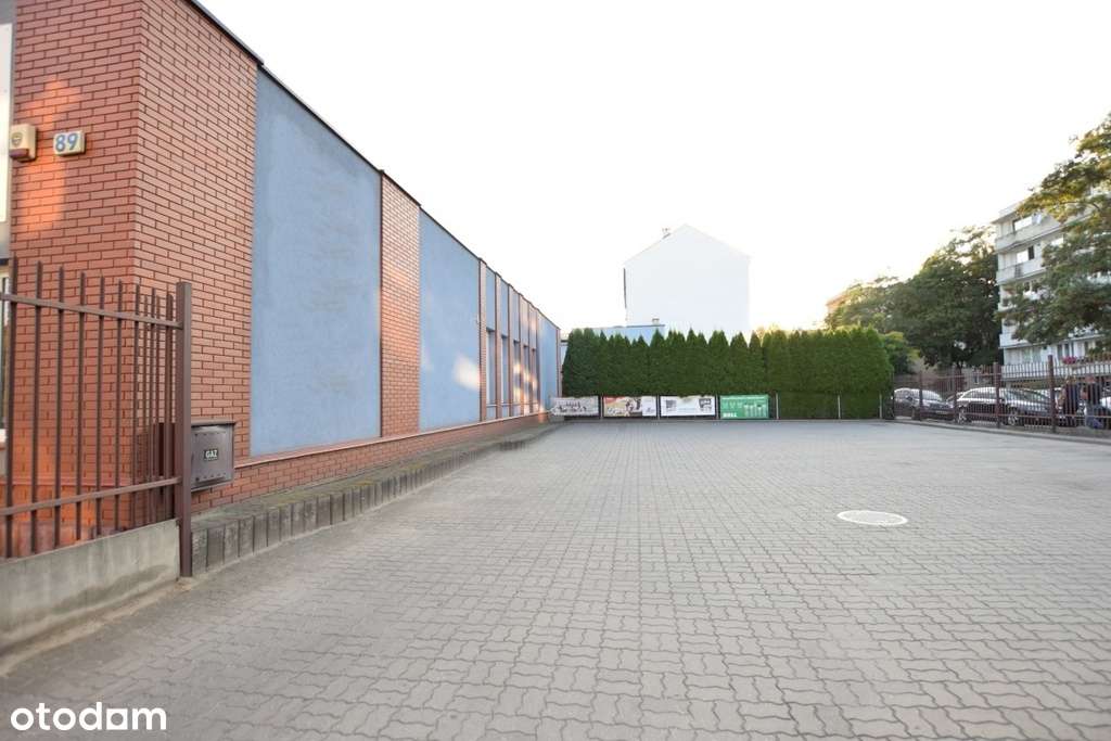 Budynek handlowo-magazynowy z dużym parkingiem-1
