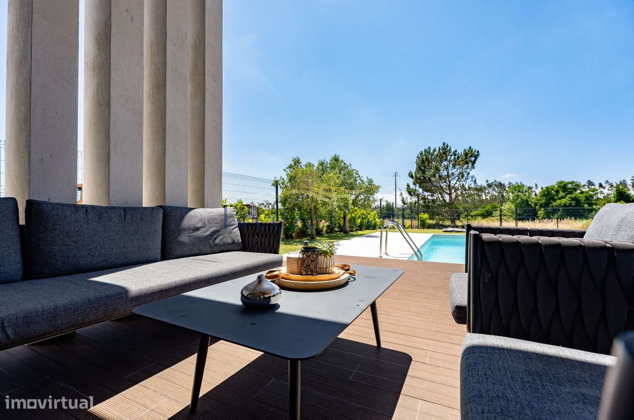 Moradia T4 Contemporânea com Piscina e Vista Desafogada-13