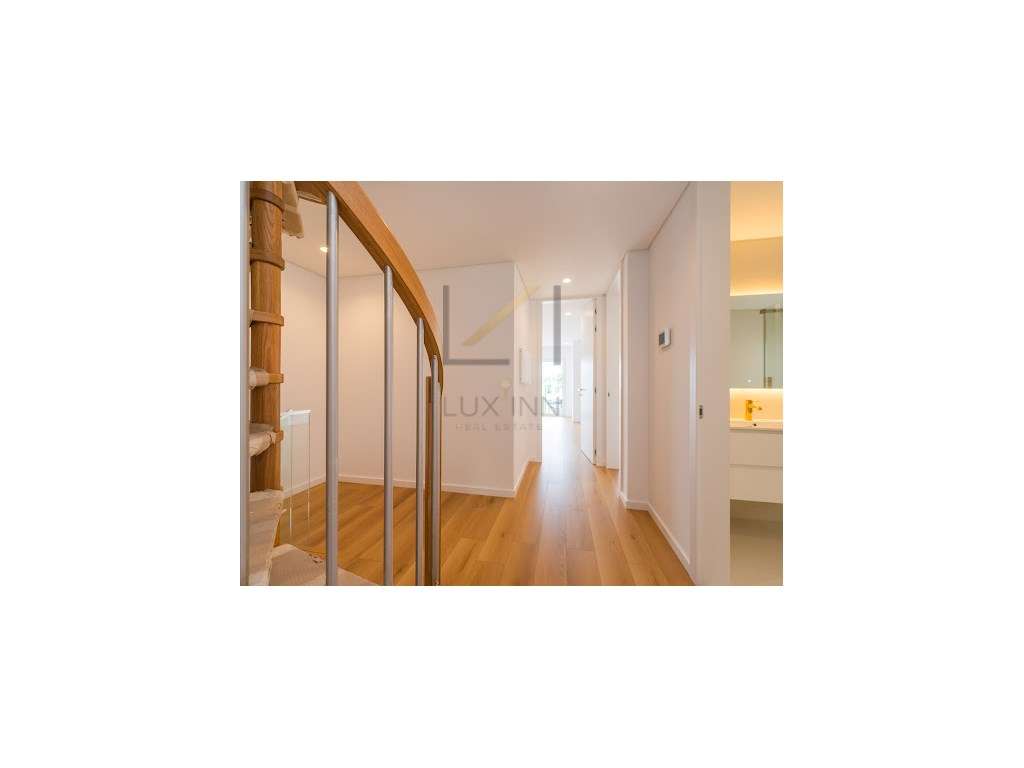 Moradia de Luxo T4 , São Pedro Do Estoril, com Piscina e Garagem-36