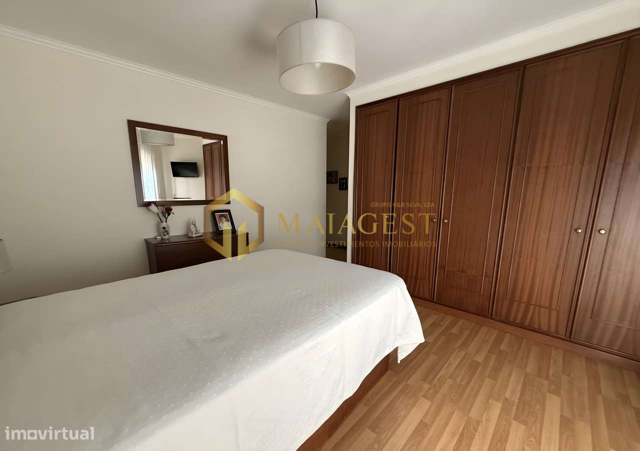 Apartamento T2 Renovado na Madalena com Garagem e Arrumos-30