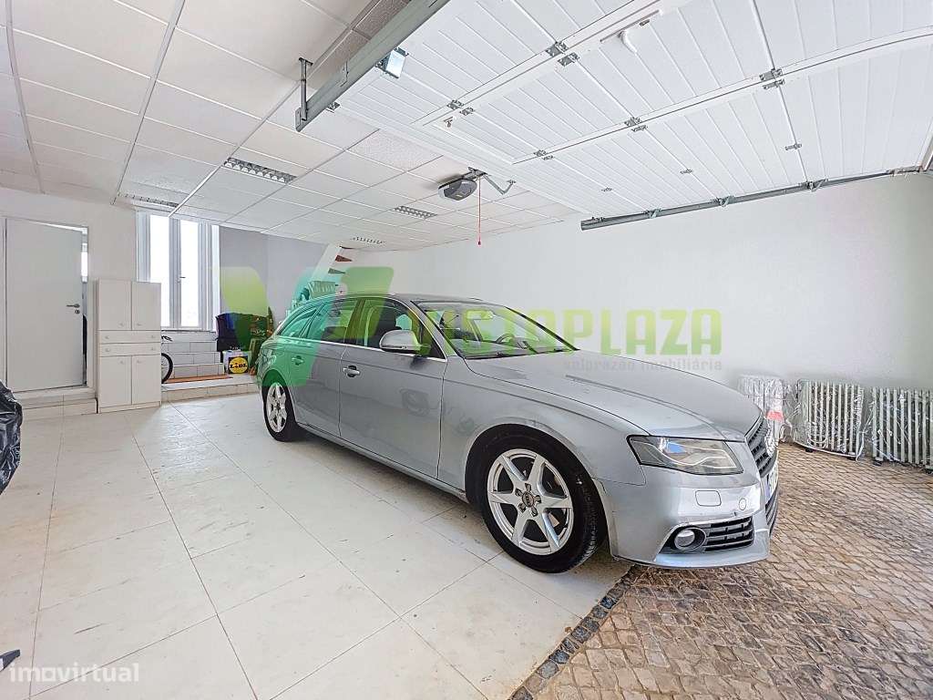 Garagem com Potencial para transformar Loft no Centro de Portimão - Grande imagem: 2/23