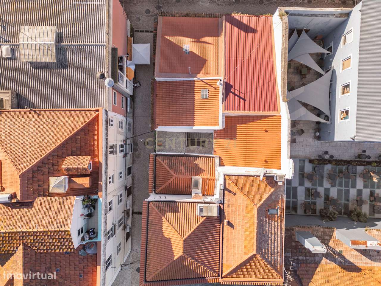 Prédio Totalmente Renovado com 2 apartamentos T1 e espaço exterior no-31