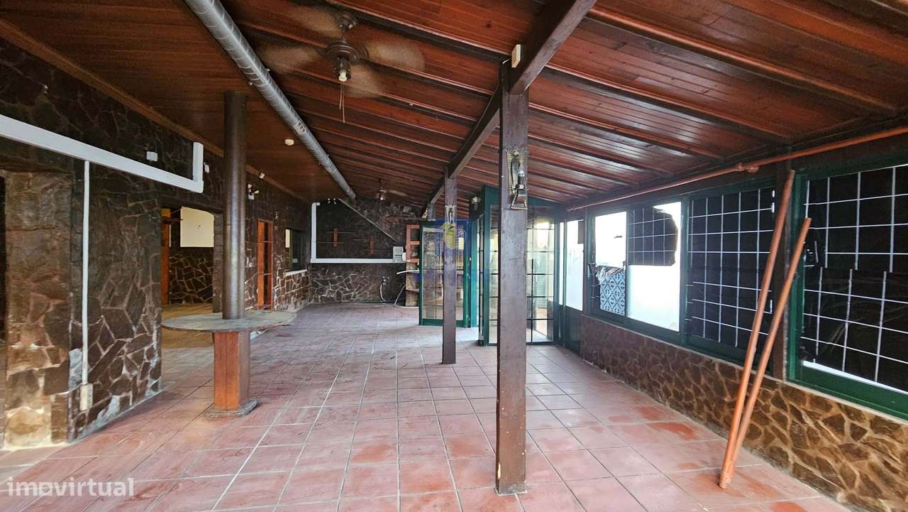 Edifício para Habitação e Comércio - Moradia T3 Renovada c/ Terraço e-31