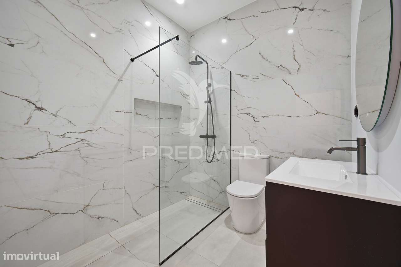 Moradia Renovada com Sótão e Garagem na Zona Premium da Boa Nova –... - Grande imagem: 4/18