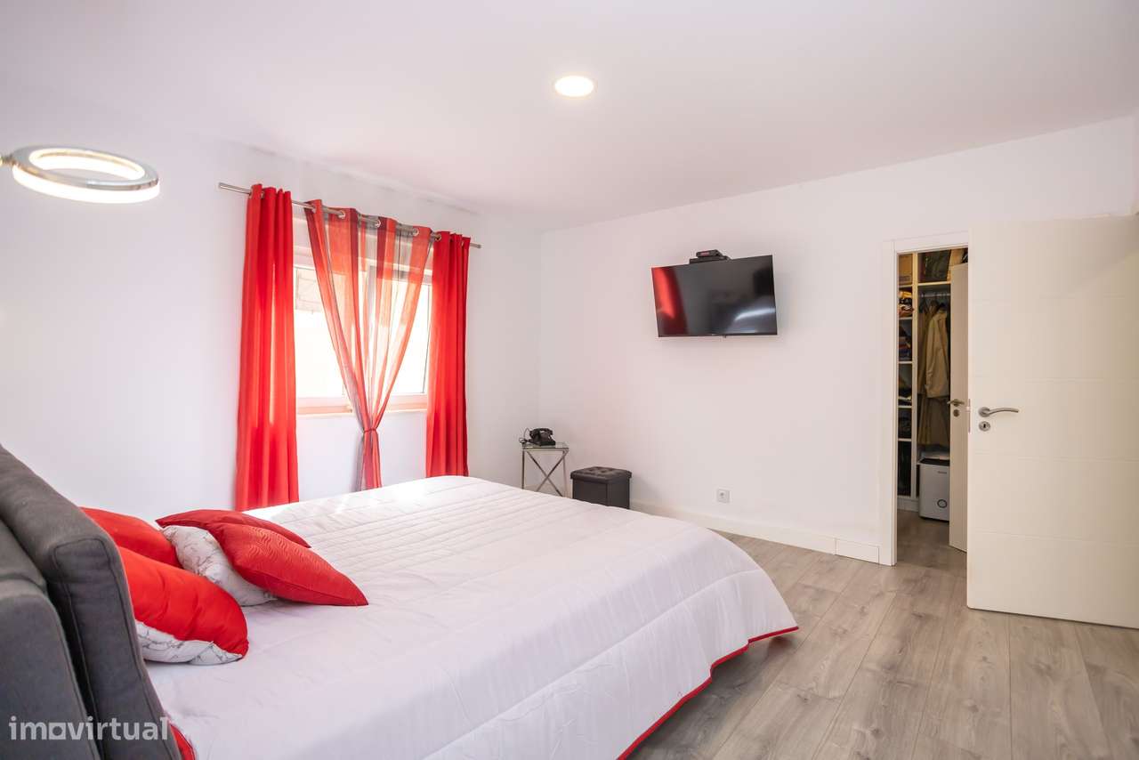 Moradia T5 com 223 m², Box e Sótão na Quinta da Peça, em Loures-9