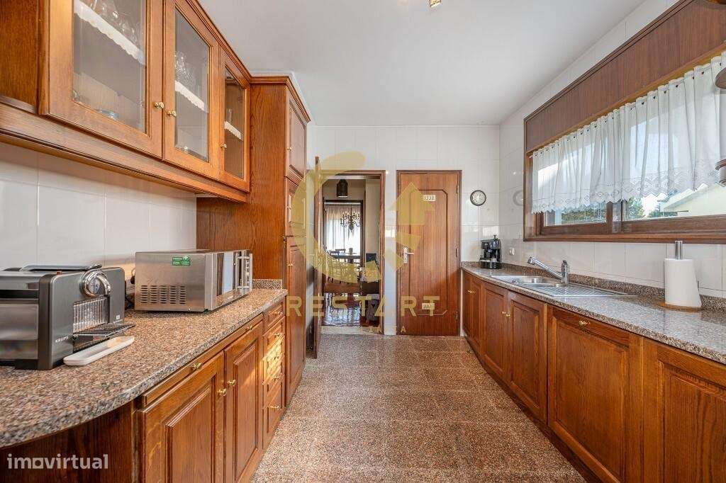 Moradia T5 com piscina e amplo terreno na Avenida de Francelos | Vila-49