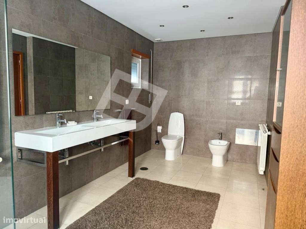 Moradia T4 Isolada c/ Jardim - Patela - S. Bernardo-20