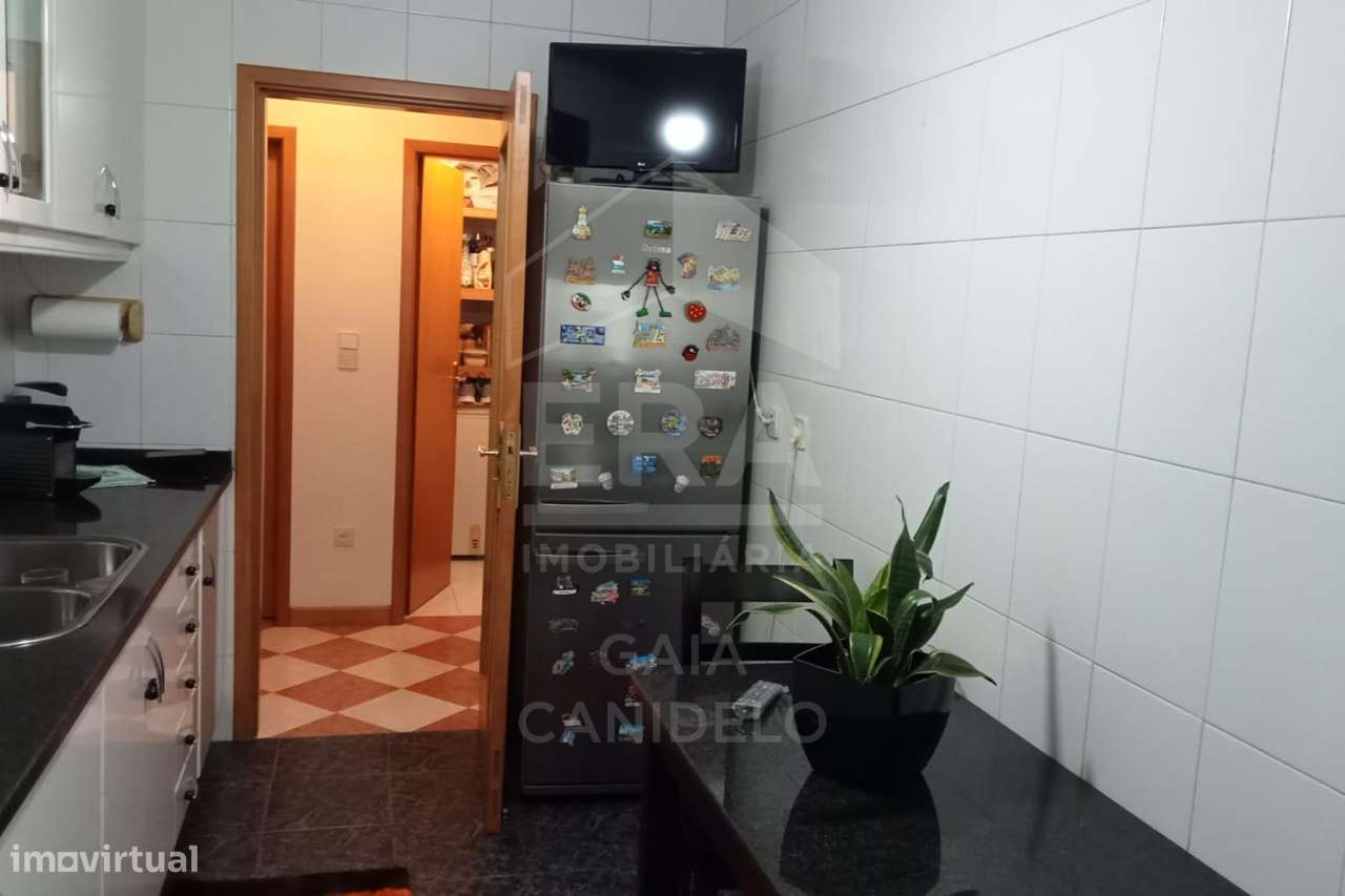 T2 com Varanda e lugar de garagem no Candal!-5