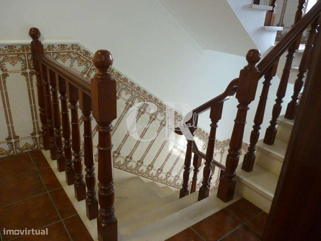 Fantástica moradia T3 com garagem e terreno generoso em Vila Facaia –-45