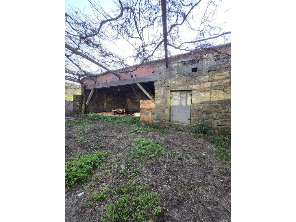 Oportunidade Única: Moradia em Pedra para Restauro com Quintal - Si...-8