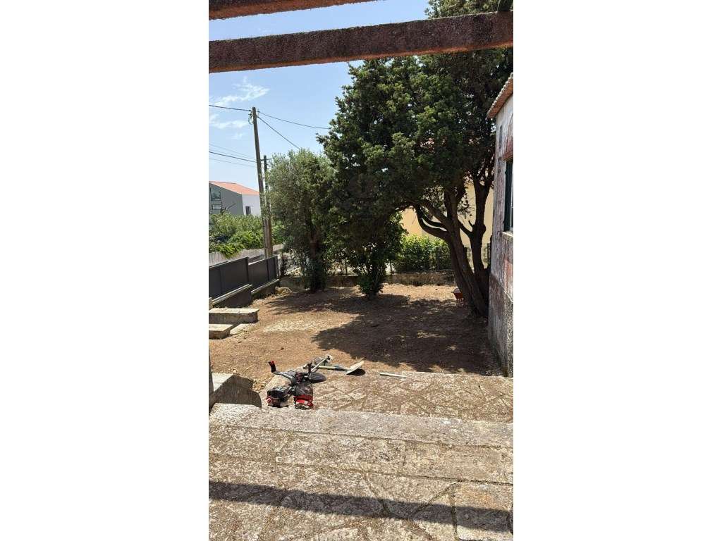 Moradia T4 para Renovação Total em Zona Nobre de Rio de Mouro-8