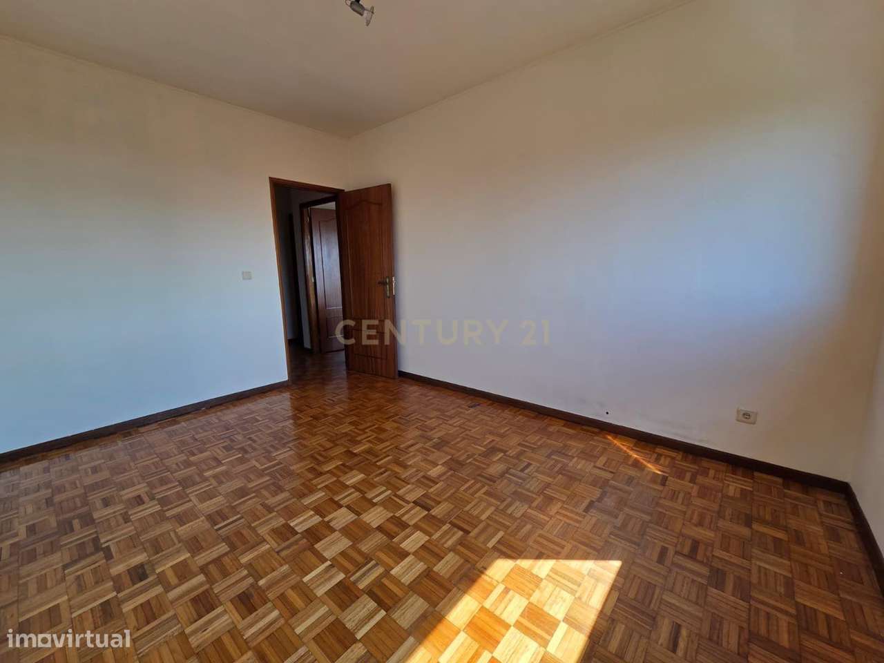 APARTAMENTO T2 | VARANDA | LUGAR DE GARAGEM | ARRUMOS | ELEVADOR | GON-18