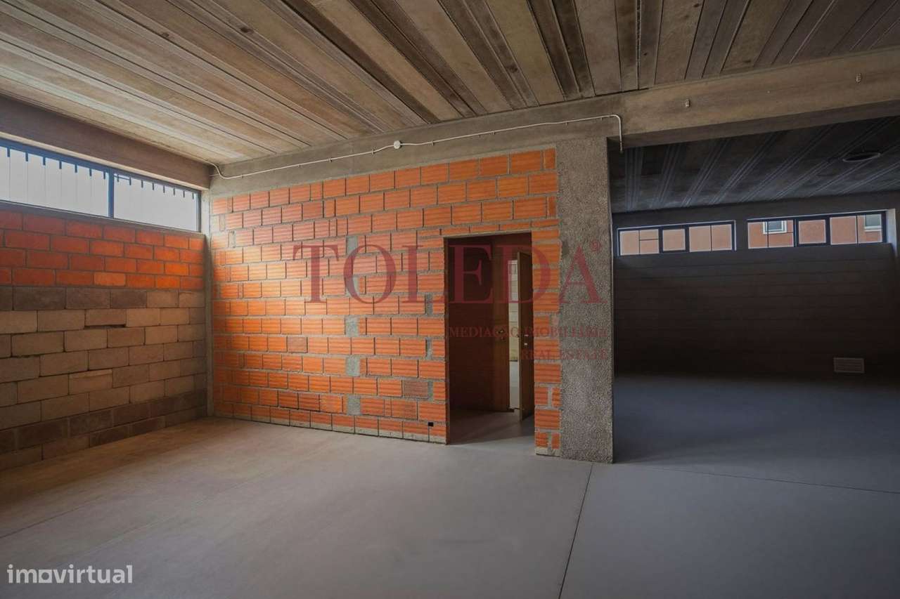 Armazém com 700m2 em zona Industrial-12