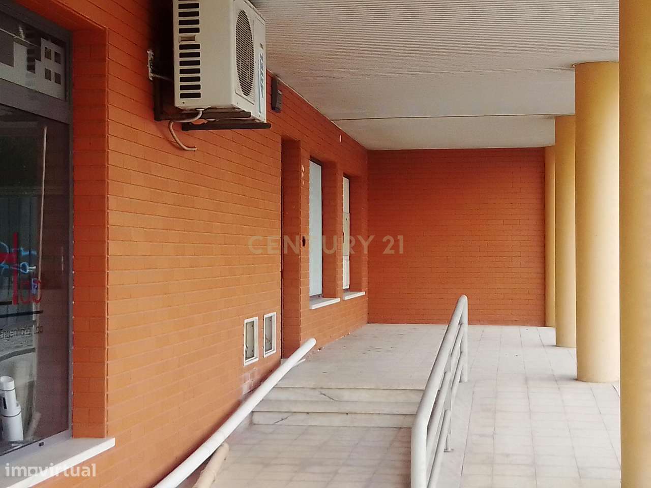 Loja com rendimento garantido a longo prazo e boa localização em Torre-6