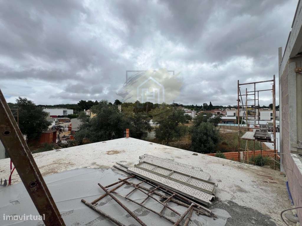 Moradia V4 com excelentes acabamentos-18