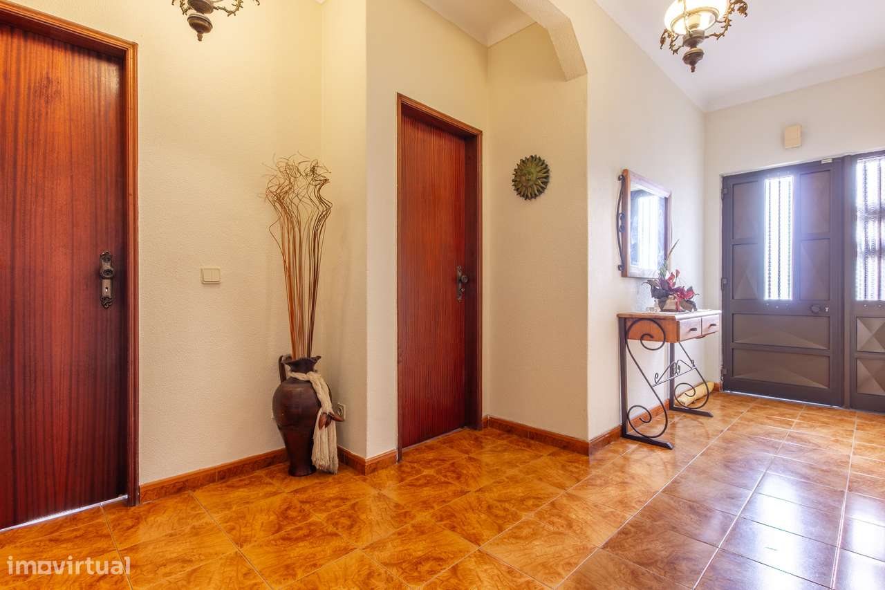 Moradia T5 isolada com jardim e terraço em Quinta do Conde-10