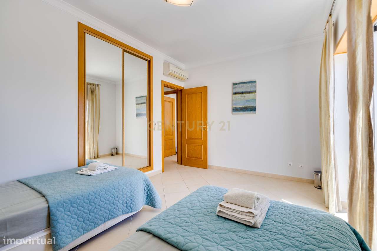 Espaçoso Apartamento T3 no Último Piso com Vista para as Piscinas no O-20