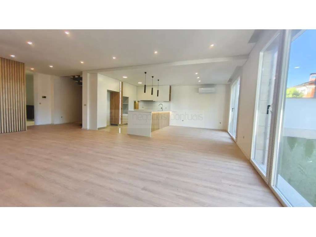 Moradia Geminada T4, com 2 suites-4