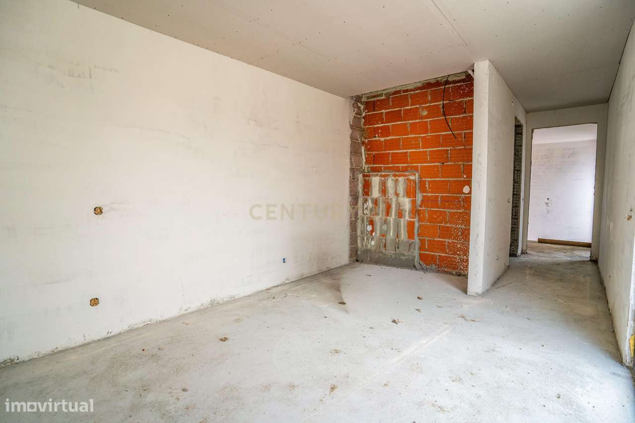 Moradia T3 com Piscina e Jardim em Salir do Porto-46