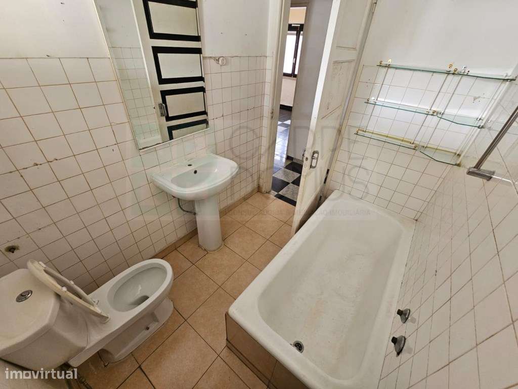 Prédio com Comércio e 2 apartamentos, em Mem Martins, Sintra-29
