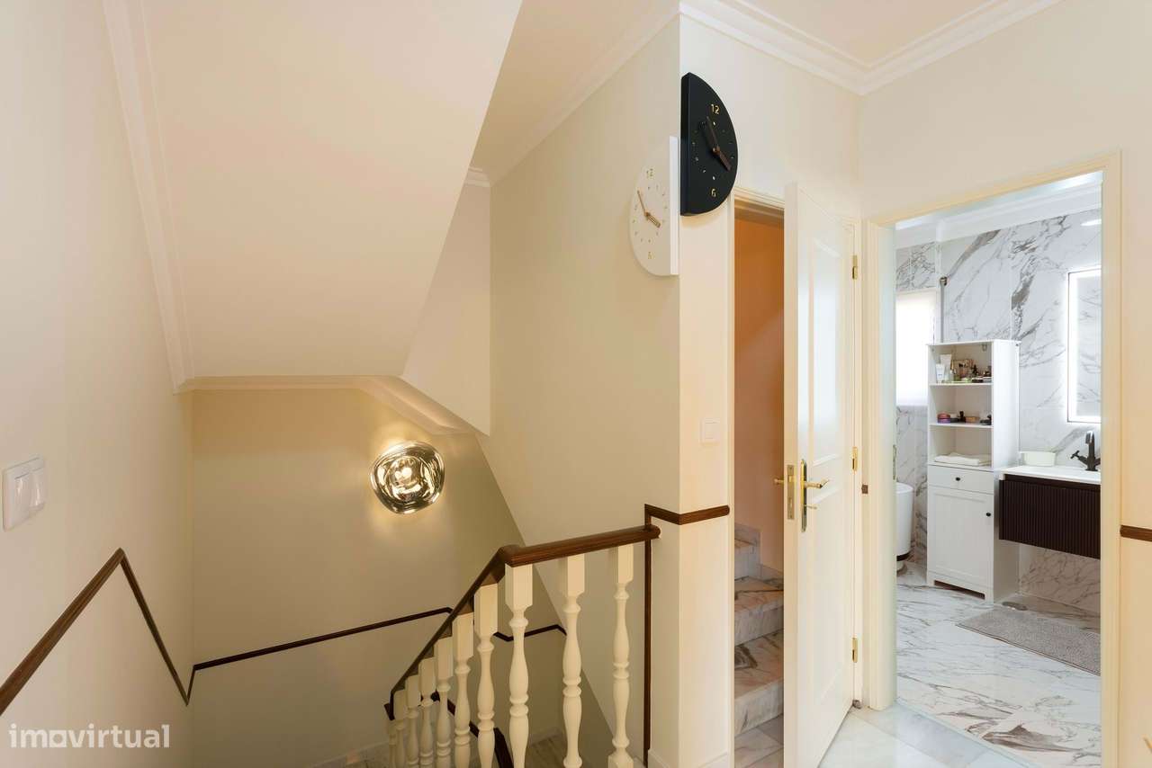 Moradia remodelada com jardim, garagem e vista desafogada, Algueirão,-28