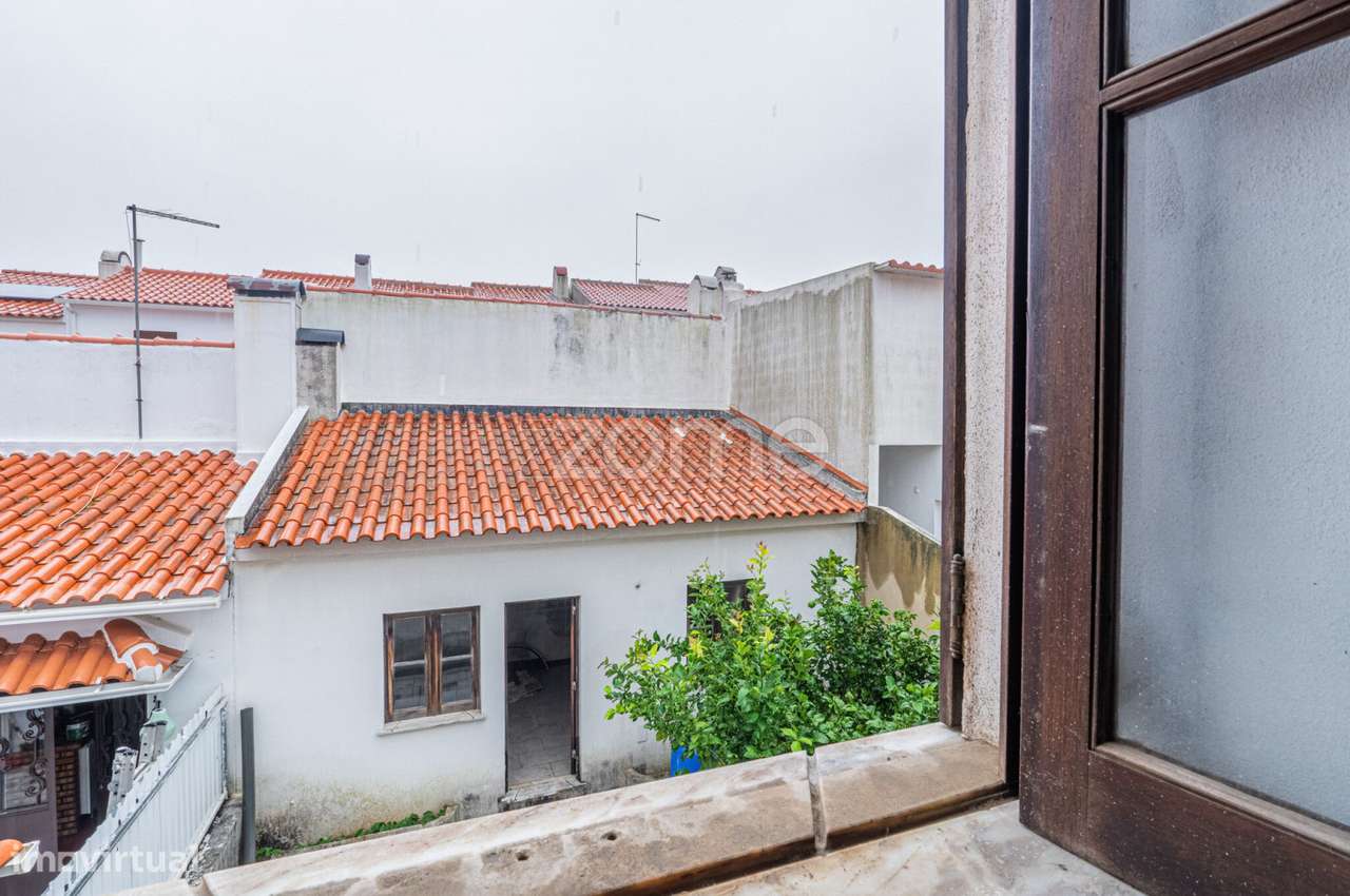 Moradia T3+1 em Manique de Cima a necessitar de acabamentos-16