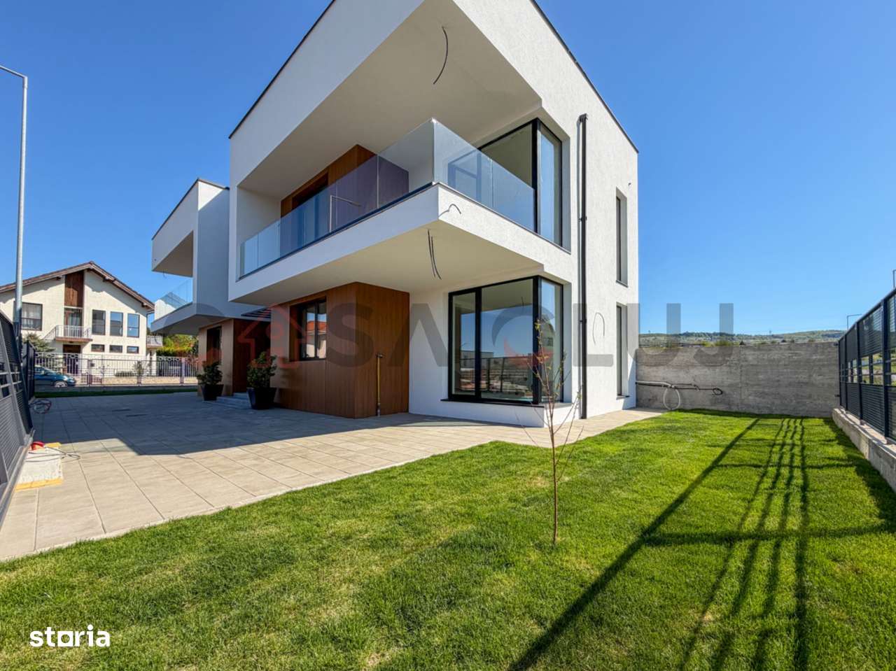 Casa cu arhitectura moderna, Buna Ziua-0