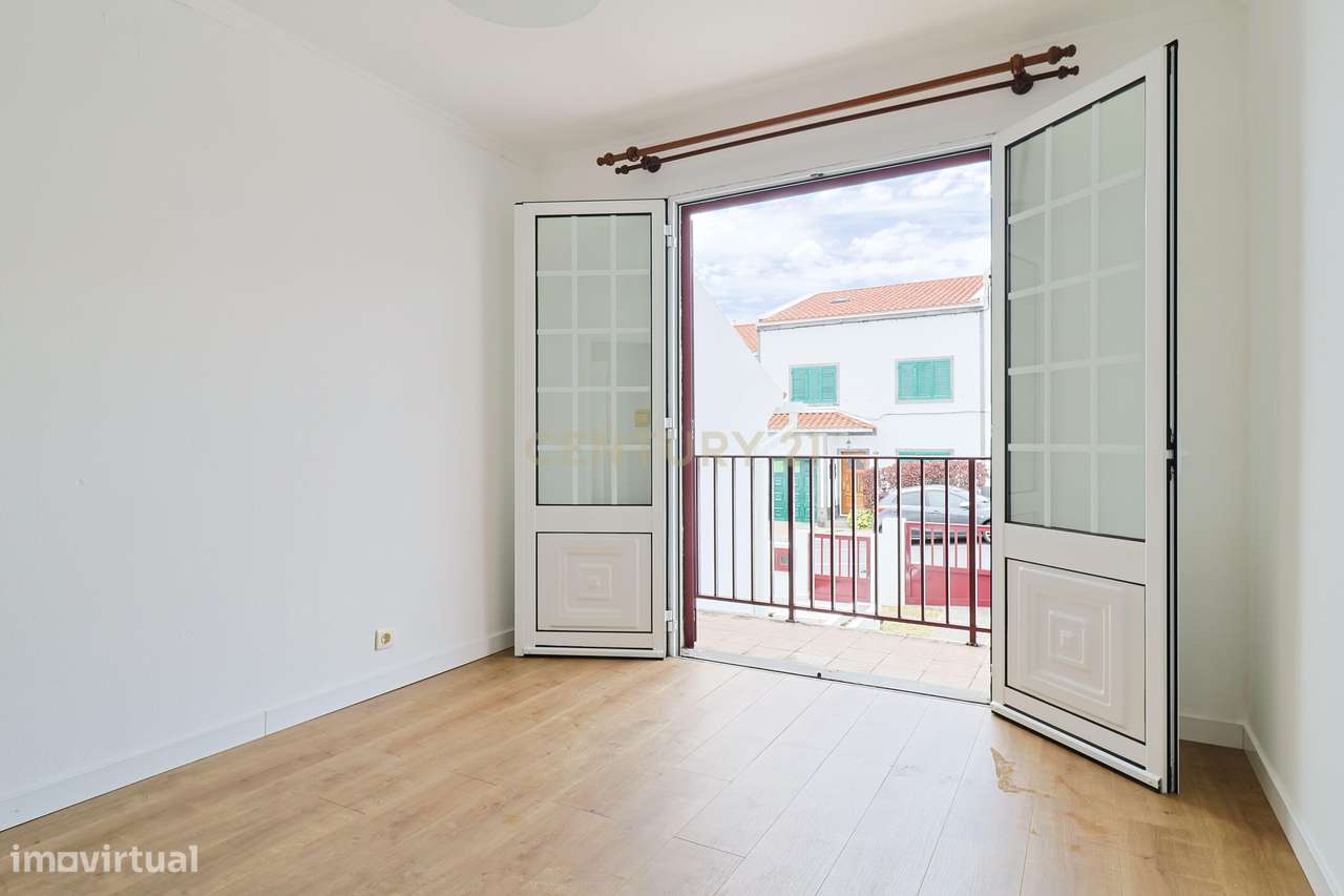 Moradia T2+1 com sótão, garagem, jardim e logradouro – Ponta Delgada-24