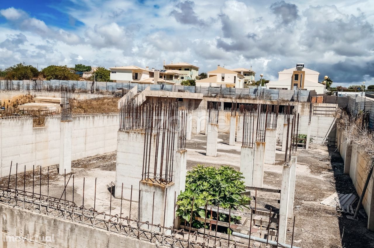 Terreno para construção de um predio em Armação de Pêra.