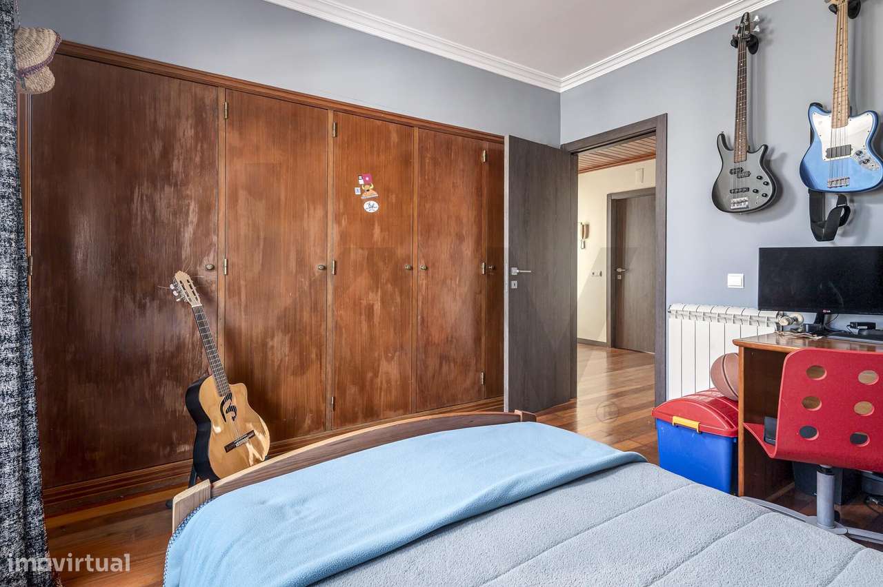 Moradia T4 Independente com Jardim – A 12 min a pé da Praia e 35 min d-45