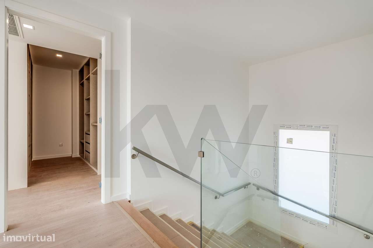 Moradia T4 (+1) em Condomínio Fechado em Cascais com jardim e piscina-26