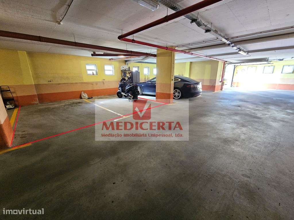 Amadora (Casas do Lago) T4 (2 Parqueamentos + Arrecadação)-26