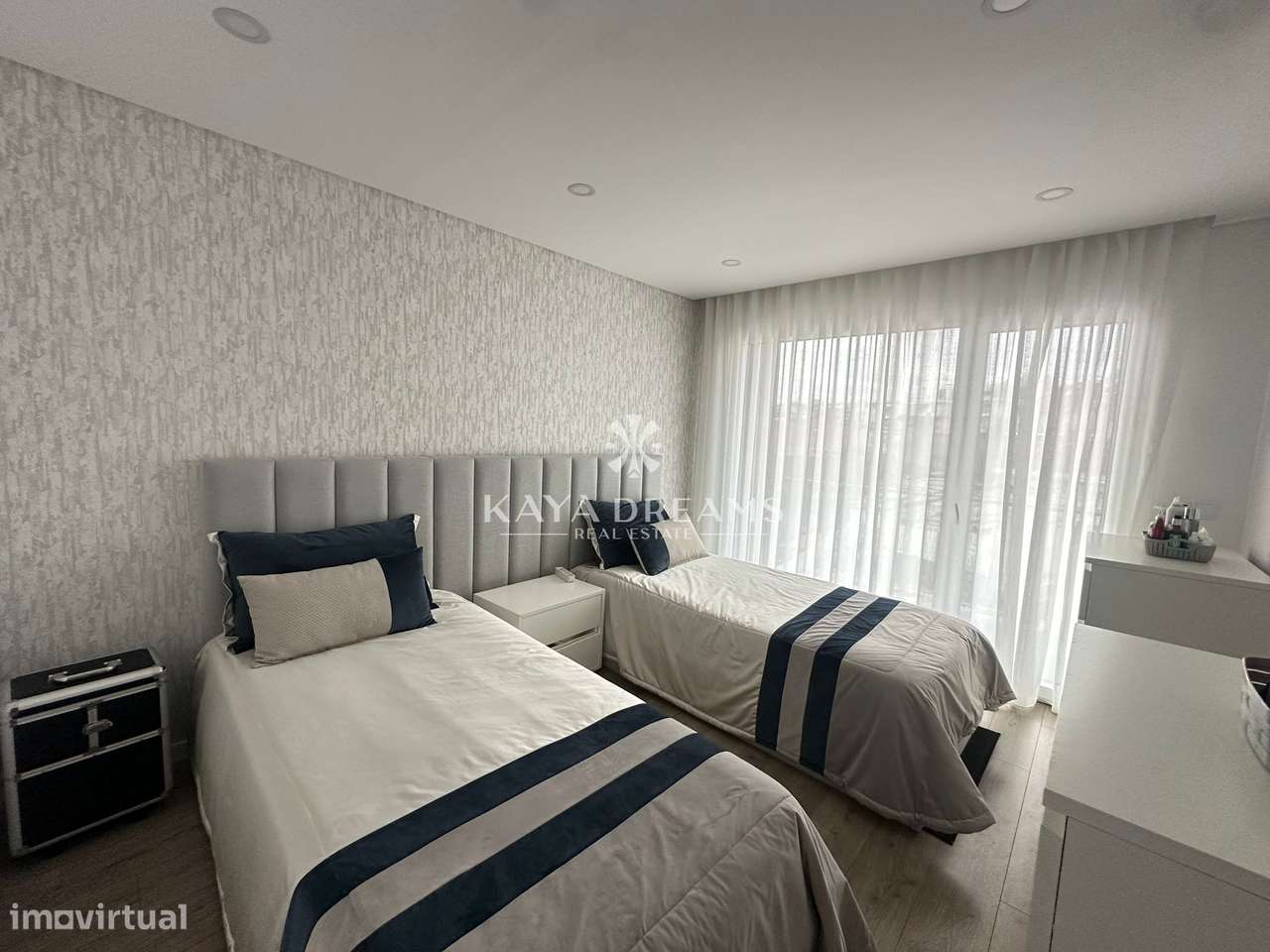 Moradia Semi Nova T4 de Luxo em Famões, a um Passo de Lisboa-22