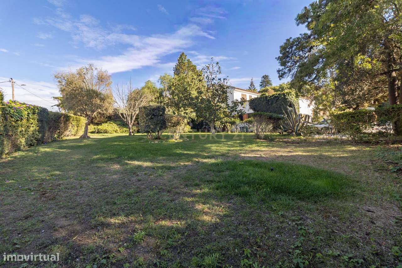 Moradia com construções de apoio, piscina e localização priviligiada-52
