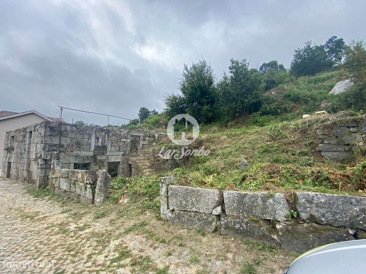 Terreno com Projeto Aprovado para Moradia Moderna  A 2 km de Fafe-5