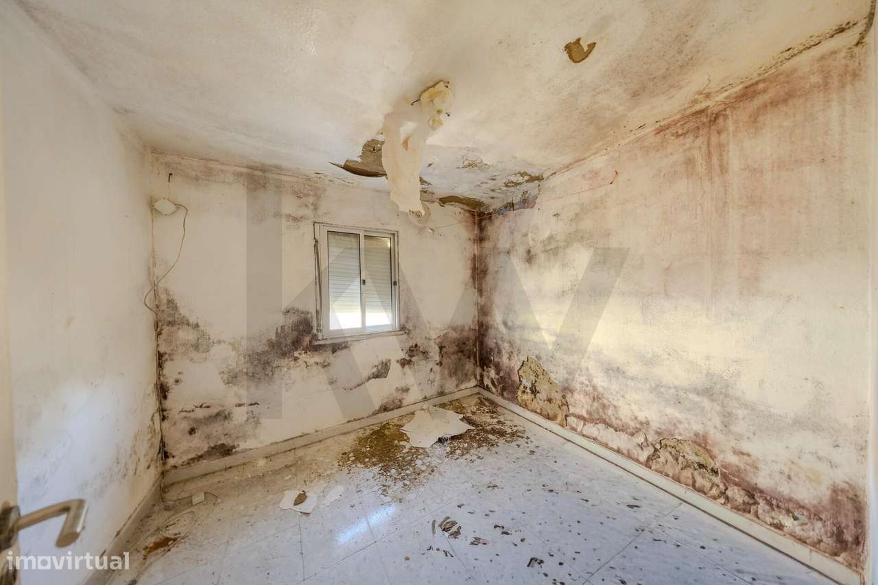 Moradia Bi-Familiar + 2 Anexos Habitáveis na Sobreda Caparica-22