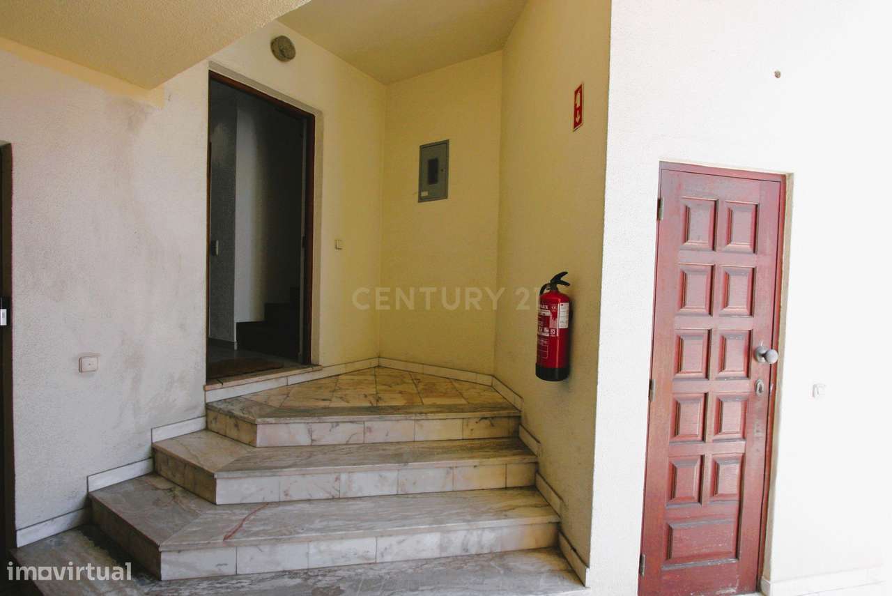 Apartamento duplex T1+1 com 3 varandas espaçosas e vista mar no centro - Grande imagem: 2/24