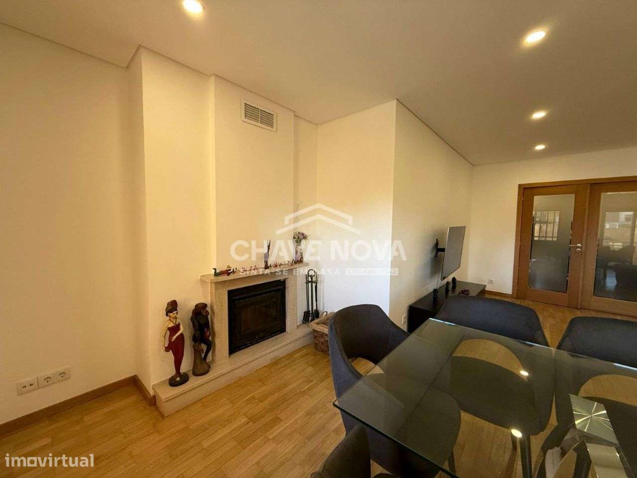 Apartamento T2+1 Renovado c/ Lugar de Garagem em Santa Marinha-19