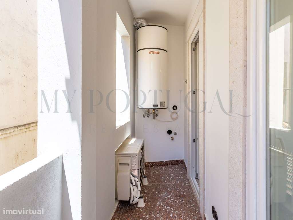 Conforto Urbano num T1 totalmente remodelado com varanda no coração...-18