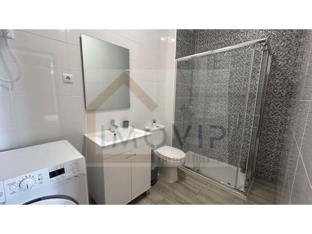 Vende-se T1 totalmente remodelado e mobilado-Monte gordo-12