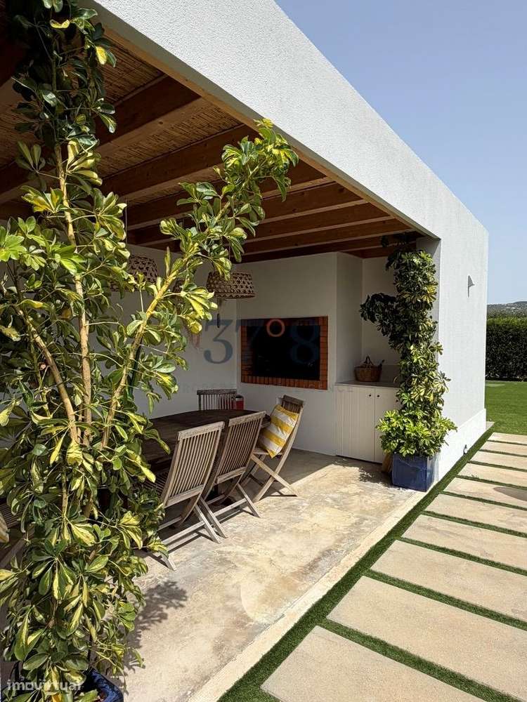 Uma vivenda de 4 quartos com piscina, num terreno de 2 hectares a 10 m-40