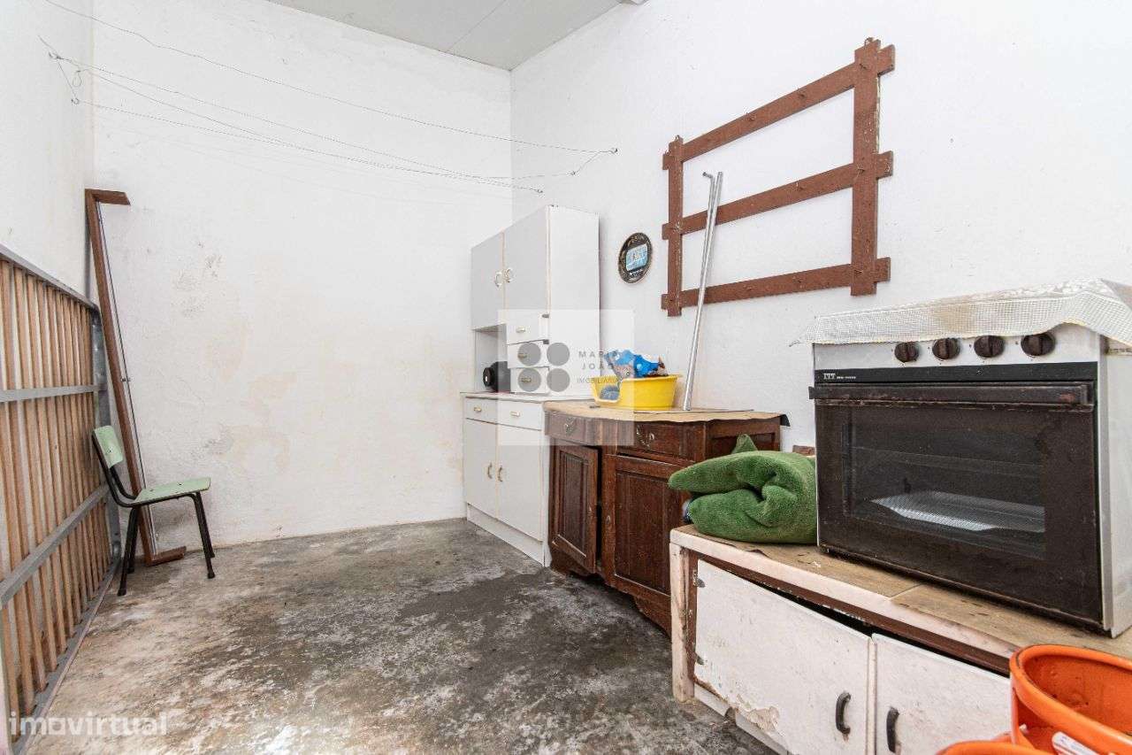 Moradia Bifamiliar, Quintal, Garagem, Local Sossegado.-34